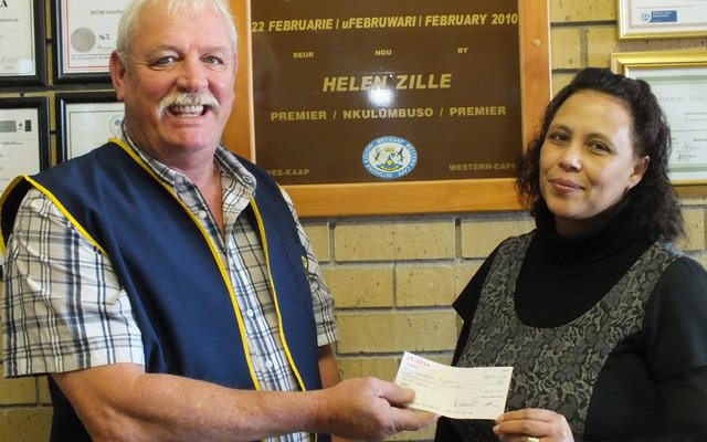 Links oorhandig Boats van Staden van Gansbaai Lionsklub ‘n tjek ten bedrae van R1,500 aan Gansbaai Academia se Adjunkhoof, Carien Fortuin